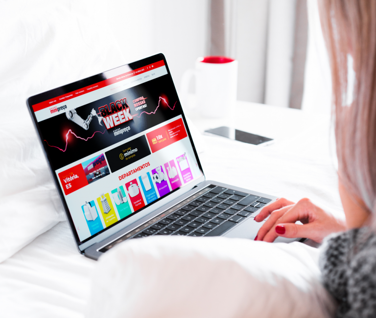 mockup-mackbook-site-minipreco-1.png